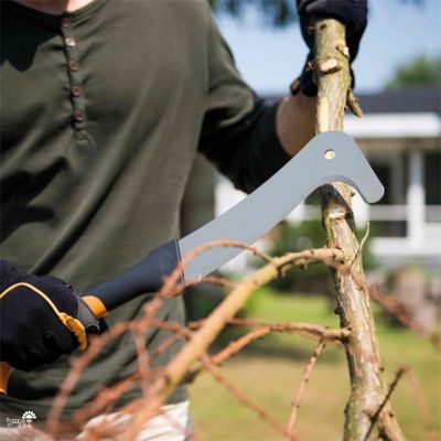 מצ'טה מקצועית XA3 |  אורך 50.5 ס"מ של Fiskars – תמונת שימוש והתקנה