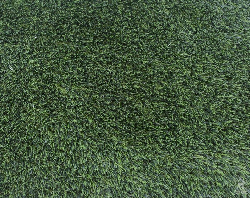 דשא סינטטי ירוק, מקרוב, מתאים לגינה ולשטחים חיצוניים