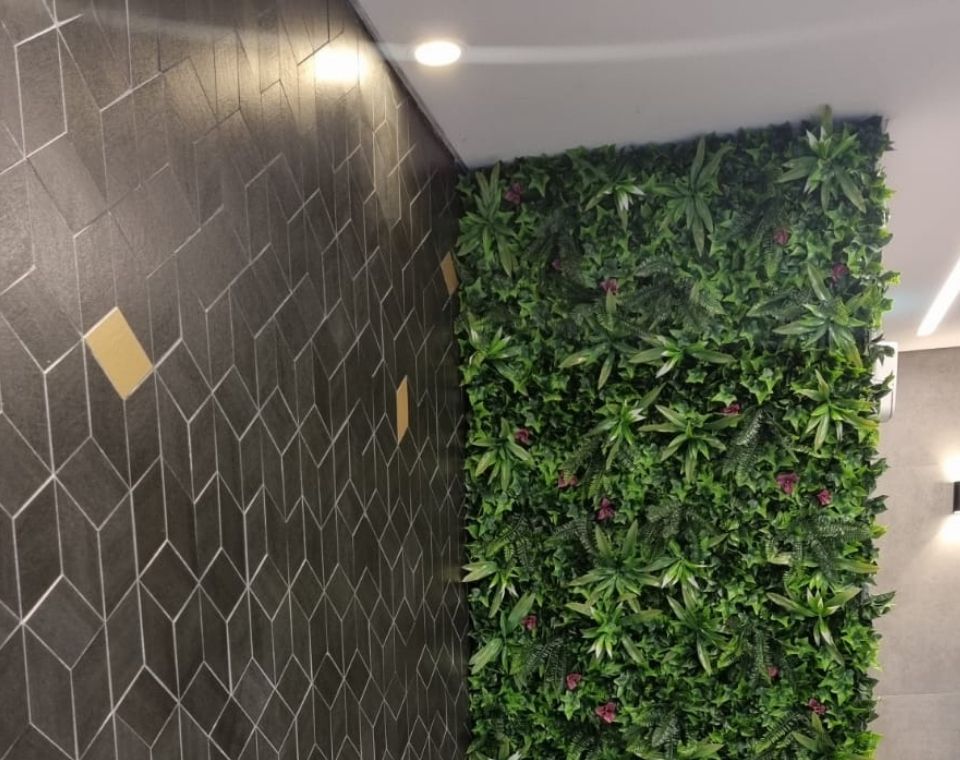 קיר ירוק מתכוונן - עלה משולב פרחים ורודים | 50/50 ס״מ