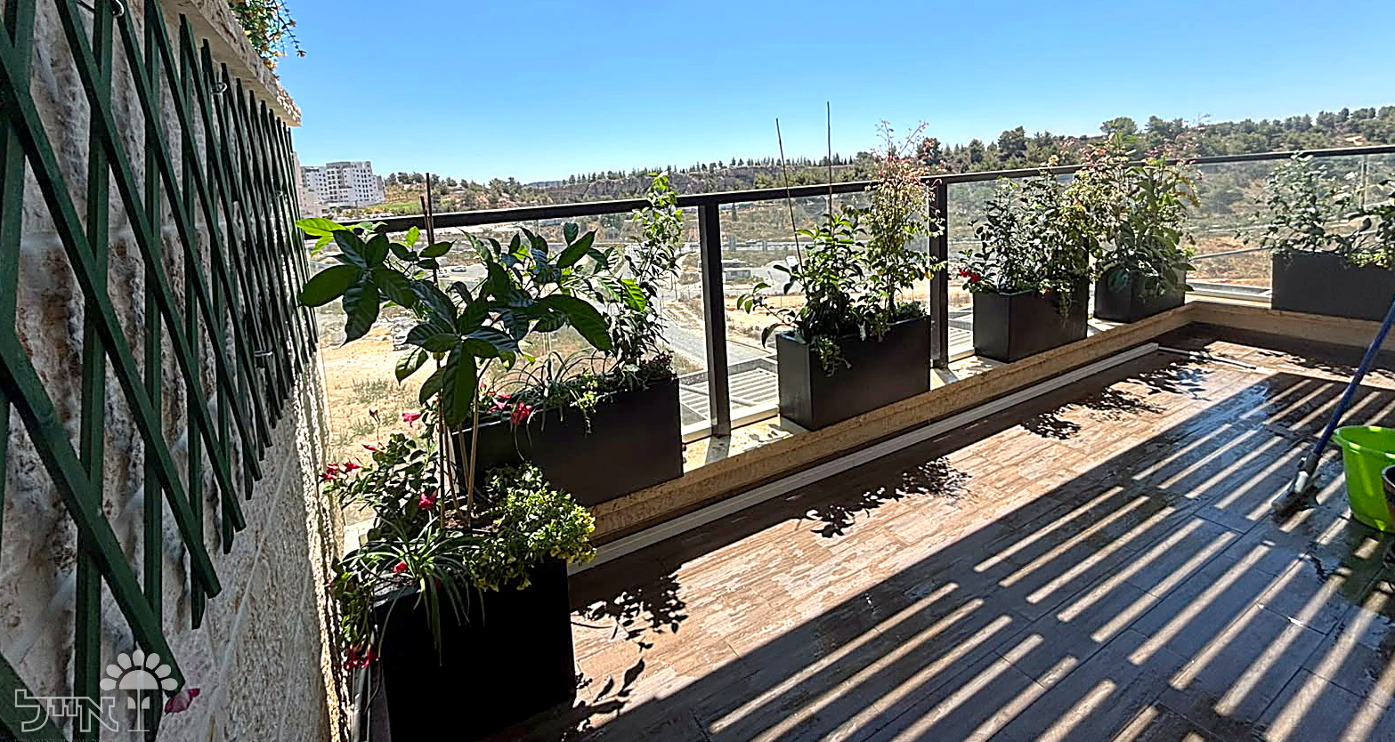 מרפסת בסגנון ארץ-ישראלי מודרני | אדניות וכדי רוטו ריבועיים בצבע פחם | מבשרת ציון