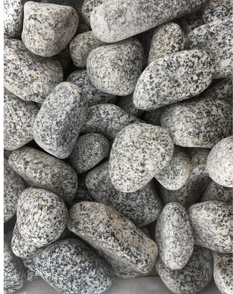 חלוקי נחל אפור מנוקד גודל 2 | שק 20 ק״ג