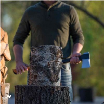 גרזן ביקוע מקצועי FISKARS X27 | גרזן לפיצול עצים גדולים של Fiskars – תמונת שימוש והתקנה