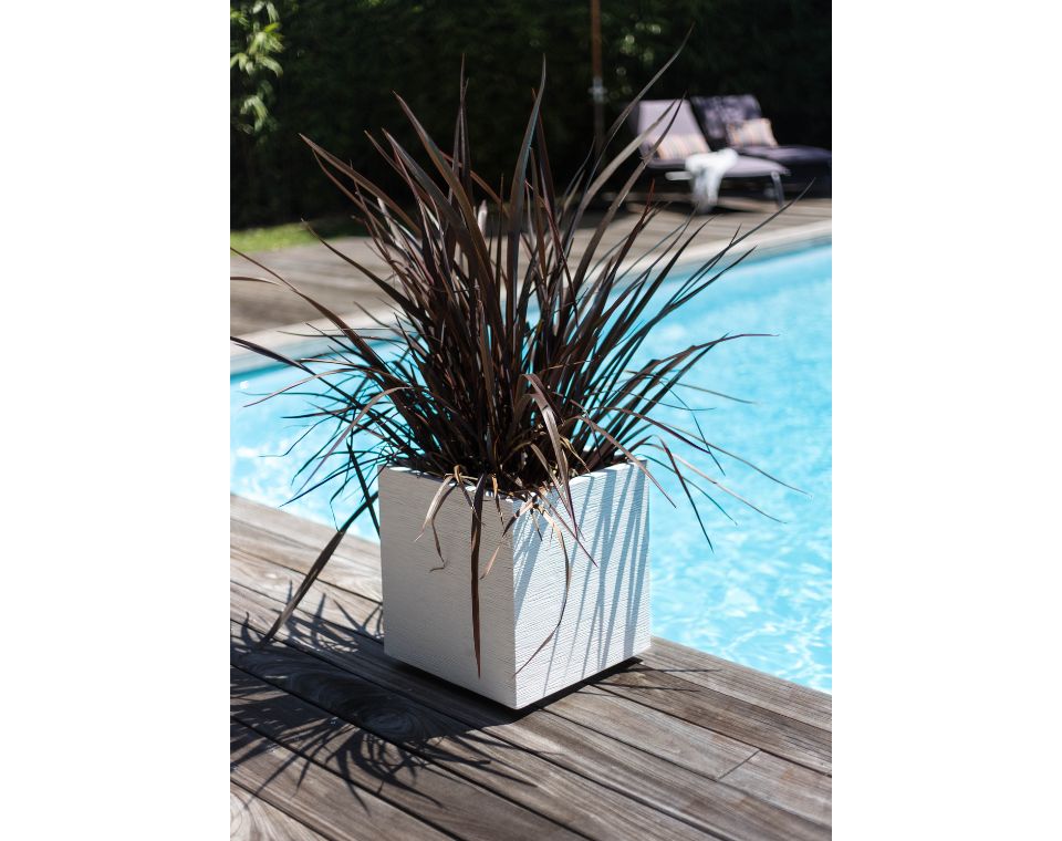 אדנית פסים | מידות 49.5X49.5X49.5 | לבן