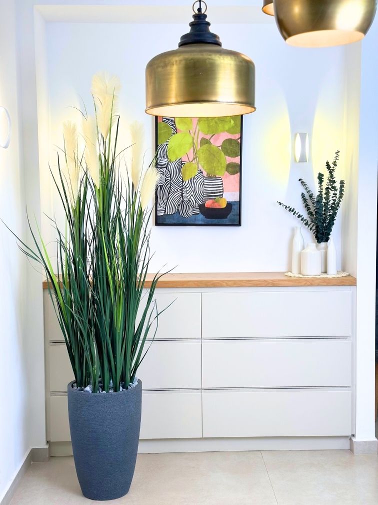 עציץ מלאכותי עשבוני שערות לבנות ענק | בכד פמילי בינוני | גובה 2 מטר