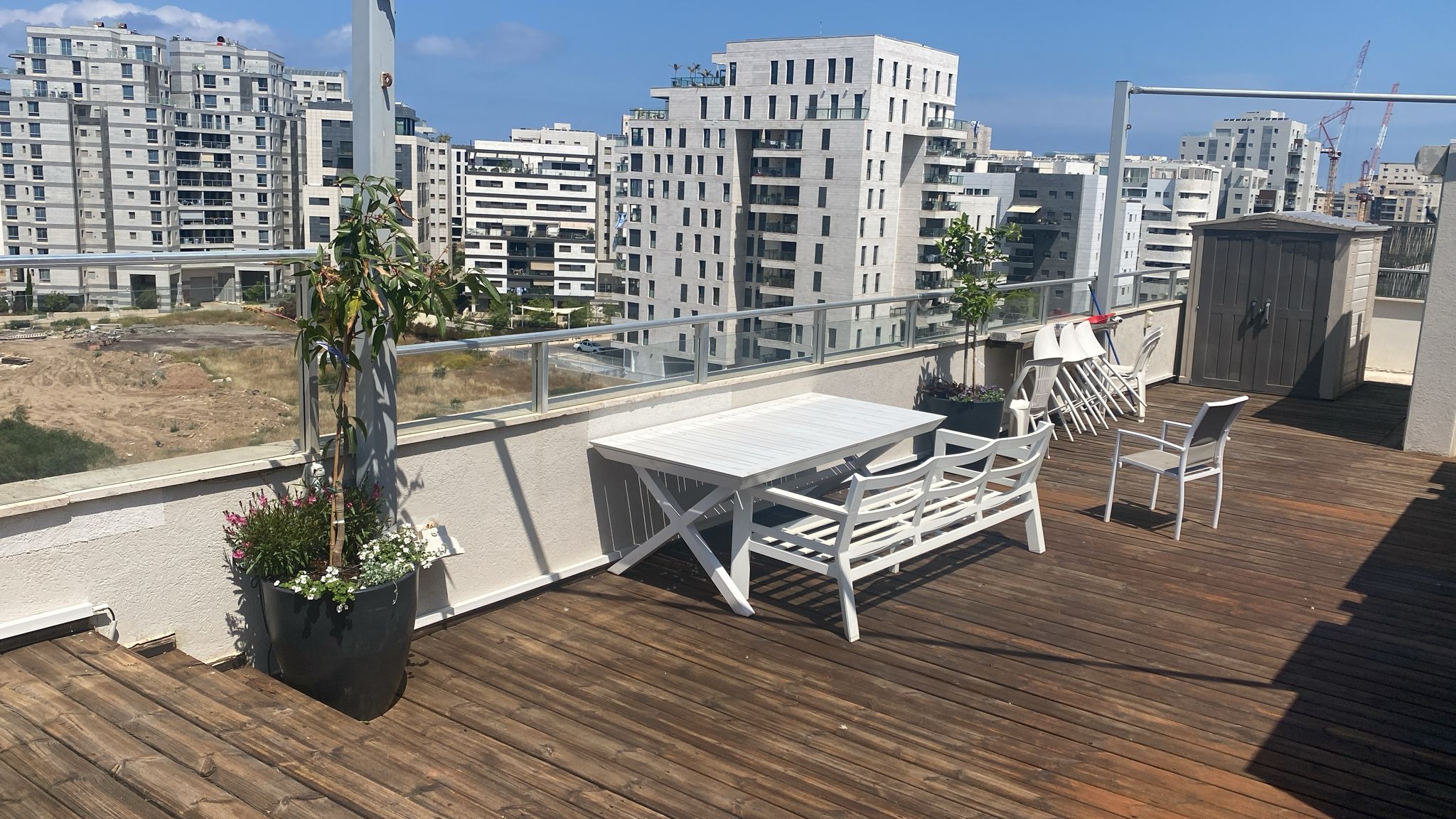מרפסת בסגנון ים-תיכוני | אדניות רוטו ועציצי רקפת | אשדוד