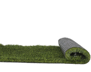 דשא סינתטי מגולגל לגינה, ירוק, נגלל חלקית על רקע לבן