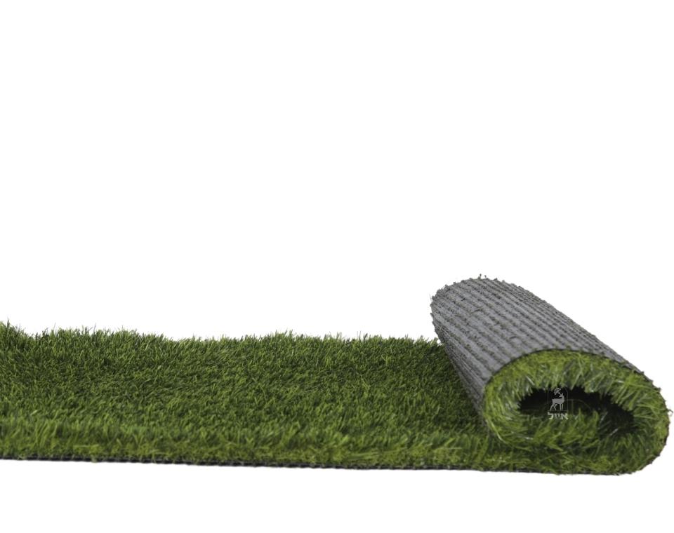 דשא סינתטי מגולגל לגינה, ירוק, נגלל חלקית על רקע לבן