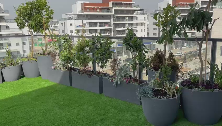 טען וידאו: מרפסת ענק בסגנון קולוניאלי-מודרני | אדניות וכדים דמוי פסים ודשא סינטטי | רעננה