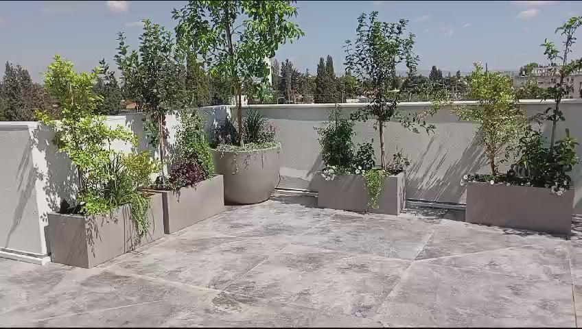 טען וידאו: מרפסת בסגנון מודרני ונקי | אדניות רוטו וכדי רקפת בצבע אבן | הרצליה